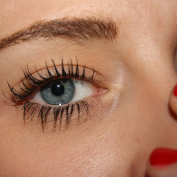 Black Strong-Hold Mascara - No Titanium Dioxide, Mica - Image 6